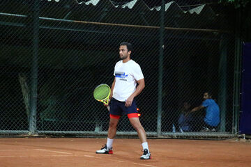 تصاویر بازیکن تنیس ایران همراه با اصغر فرهادی روی فرش قرمز کن