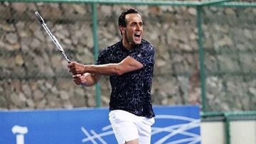 ویدیو| ضربه دیدنی علی کریمی در یک مسابقه تنیس/ اینجا هم چیپ می‌زند!