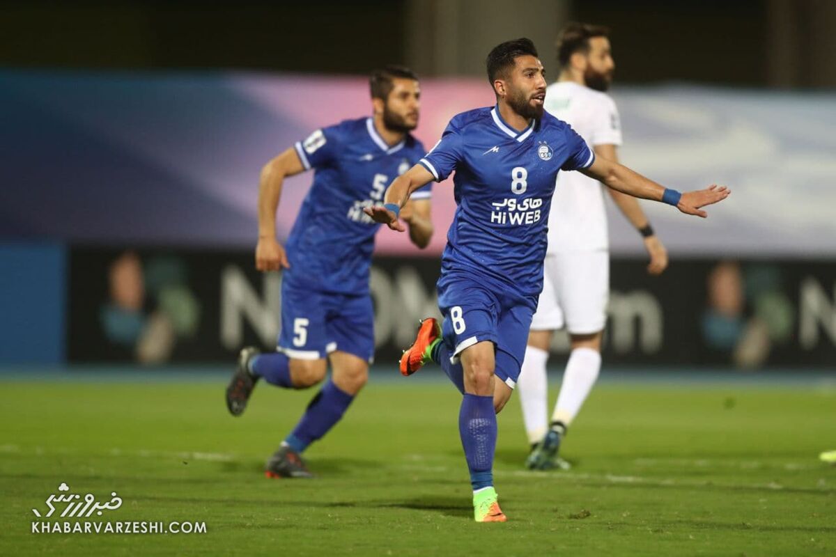 تصاویر عجیبترین صحنه دیدار استقلال - الاهلی/ حرکت جنجالی ستاره استقلال   تصاویر عجیبترین صحنه دیدار استقلال - الاهلی/ حرکت جنجالی ستاره استقلال