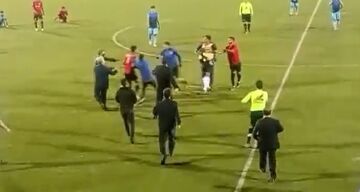 ویدیو| درگیری و زد و خورد عجیب بازیکنان امید گناوه در زمین فوتبال