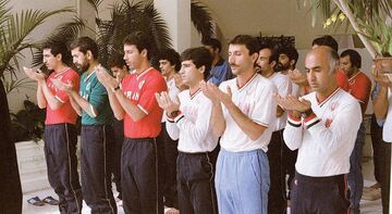 عکس| تصویری خاطره انگیز از ستاره‌های تیم ملی در صف نماز