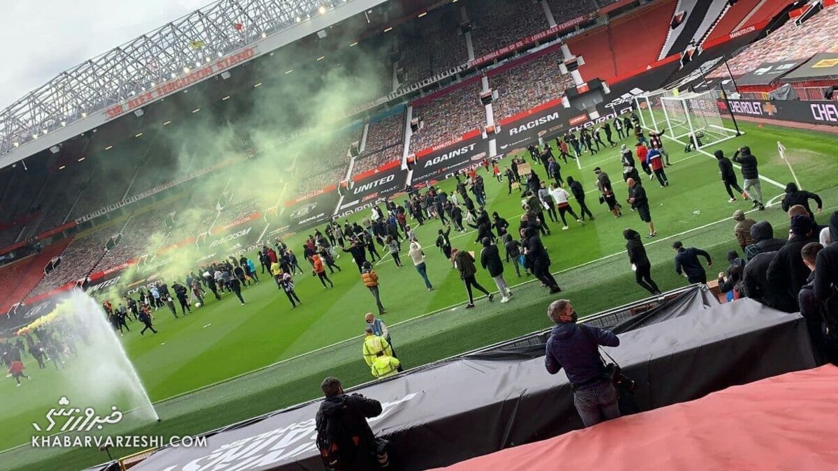 عکس| اتفاق عجیب و غیرمنتظره/ هواداران به ورزشگاه هجوم آوردند