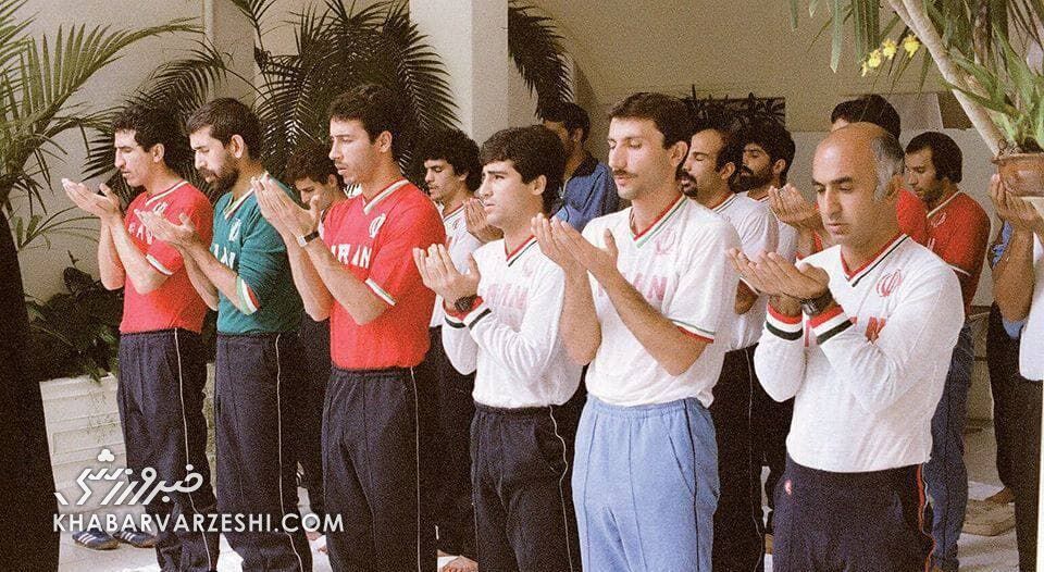 عکس| تصویری خاطره انگیز از ستاره‌های تیم ملی در صف نماز