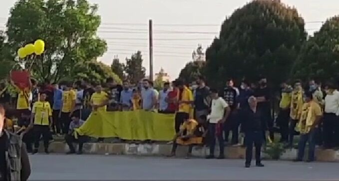 ویدیو| تجمع هواداران سپاهان مقابل ورودی ورزشگاه نقش‌جهان