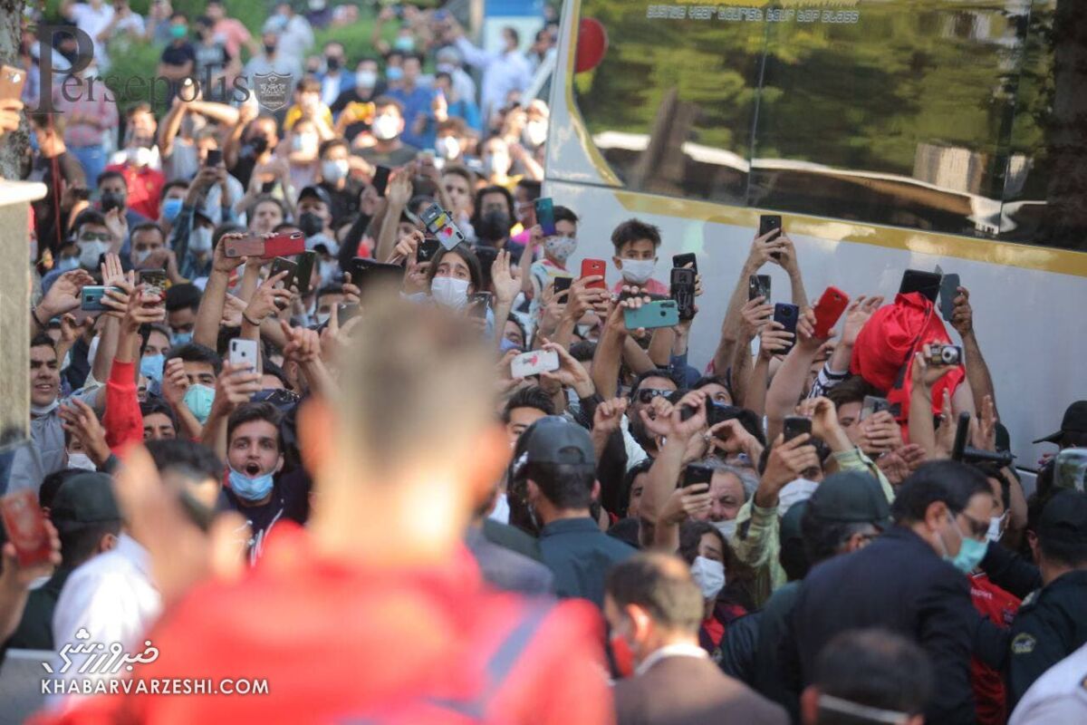 عکس| تجمع هواداران پرسپولیس و سپاهان مقابل هتل/ هر تیم را از یک مسیر متفاوت به ورزشگاه بردند