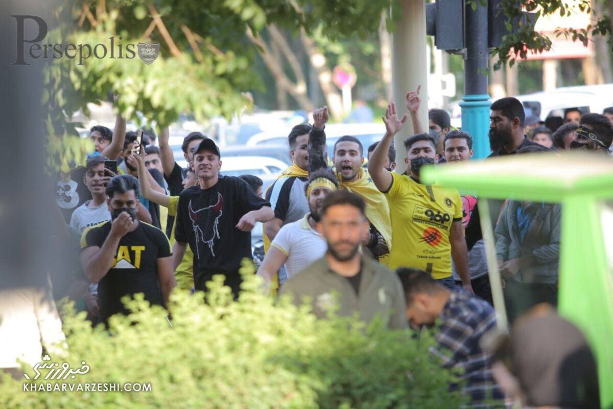 تصاویر| جنجال و درگیری هواداران سپاهان و پرسپولیس/ شعارهای تند علیه بازیکنان پرسپولیس