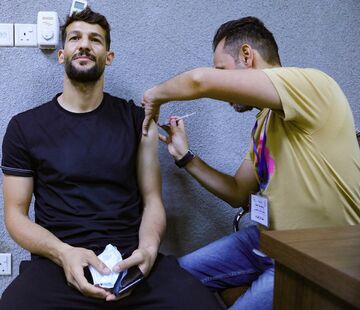 عکس| آغاز واکسیناسیون کرونا در اردوی رقیب ایران