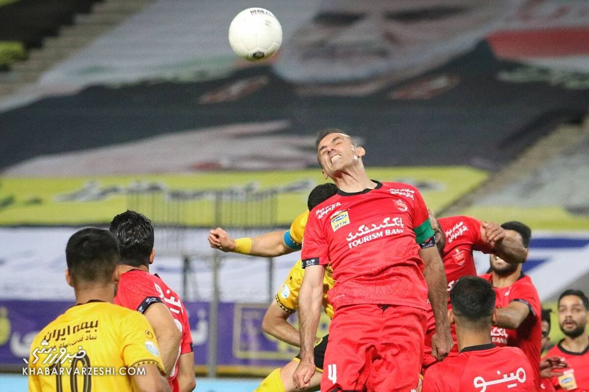 تصویری ویژه از رگهای متورم سیدجلال حسینی در تقابل با سپاهان تصویری ویژه از رگهای متورم سیدجلال حسینی در تقابل با سپاهان