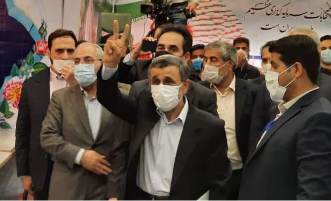 عکس| احمدی‌نژاد برای انتخابات ثبت نام کرد/ سیاستمداری که ریاست فدراسیون فوتبال را هم می‌خواست!