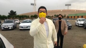 ویدیو| حواشی ورود گزارشگر دربی با ماسک زرد به ورزشگاه