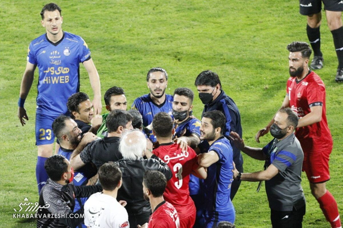 حمله پرسپولیسیها به یک مسئول/ تو دشمن ما هستی!  حمله پرسپولیسیها به یک مسئول/ تو دشمن ما هستی!