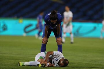 کف دست مدافع جنجالی استقلال بر صورت مهاجم پرسپولیسی/ جزئیات درگیری فیزیکی بازیکن استقلال با یک پرسپولیسی