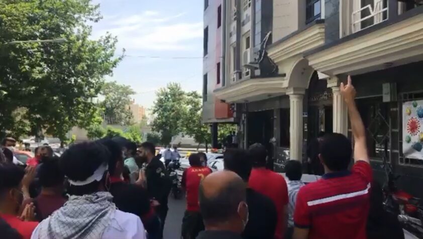ویدیو| شعارهای هواداران پرسپولیس علیه رئیس فدراسیون فوتبال/ خادم استقلالی ...