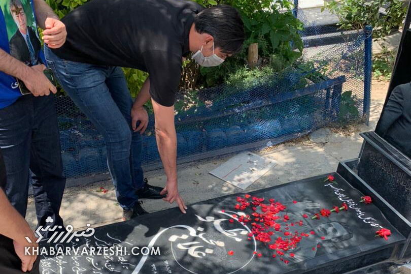 تصاویری از سالروز درگذشت ناصر حجازی؛ هواداران به بهشت زهرا رفتند/ تزئین مزار اسطوره استقلال با گل های قرمز