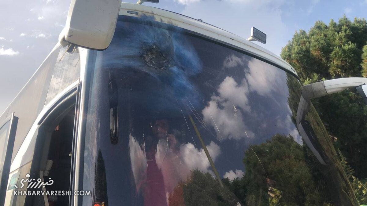 روایت راننده اتوبوس پرسپولیس از حادثه اصفهان/ ۷،۶ نارنجک به سمت ما پرتاب کردند!