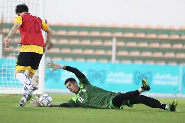 اتفاقی عجیب؛ دروازه‌بان تیم ملی همبازی سرمربی کامبوج می‌شود!