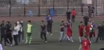 ویدیو| تصاویر باورنکردنی کتک زدن داور و ناظر بازی در لیگ دسته دوم/ لحظه حمله به داور
