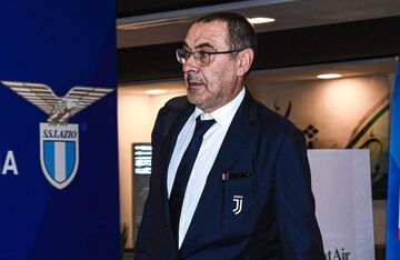 عکس| آن مربی کارمند بانک با سیگار آمد!