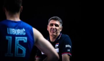 ویدیو| اتفاق عجیب در لیگ ملت‌های والیبال/ کواچ هدشات شد