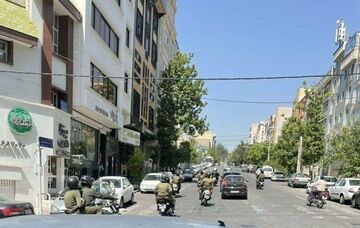 عکس| یگان ویژه مانع تجمع هواداران استقلال شد/ هواداران به نزدیکی رستوران منصوریان رفتند