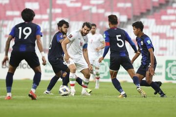 حمله شماره ۱۰ تیم ملی به کفش طلا/ رقابت کریم با ستاره اماراتی