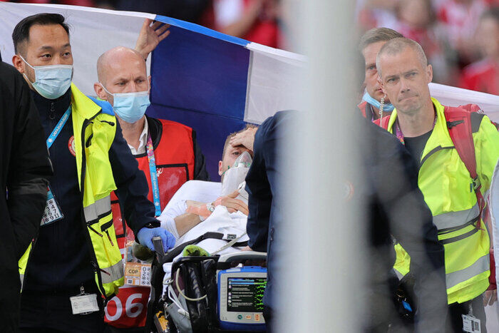 آخرین تصویر از اریکسن پس از ایست قلبی در استادیوم پارکن کپنهاگن 