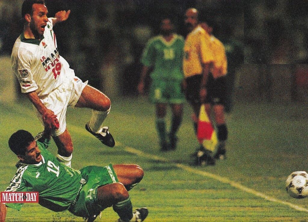 عکس| تکل خشن هافبک عراقی روی پای هافبک تیم ملی در جام ملت‌های ۱۹۹۶