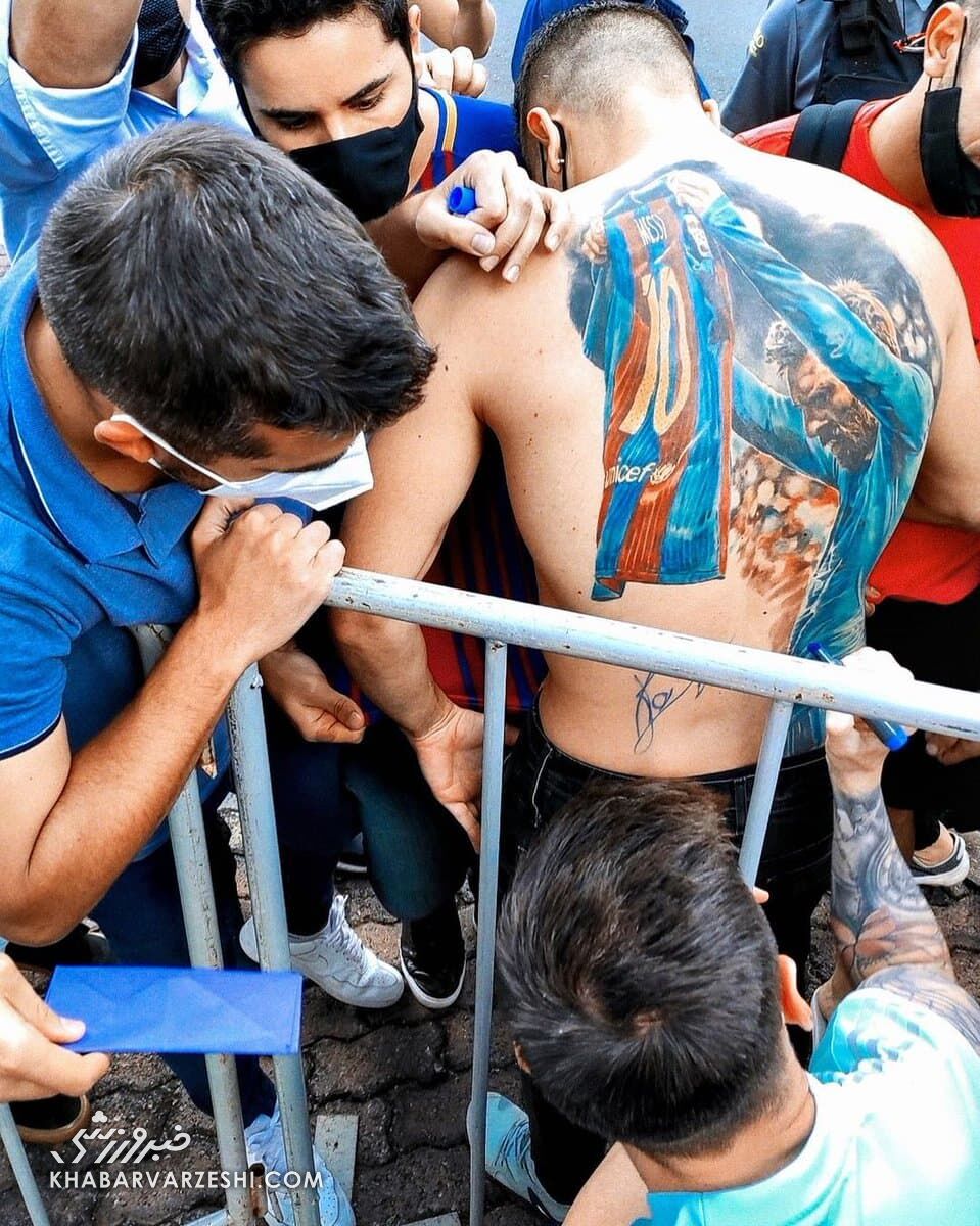 امضای مسی روی بدن هوادار برزیلی