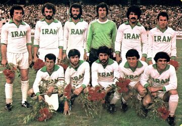 عکس تاریخی دو ملی پوش فوتبال ایران روی جلد مجله فرانسوی موندیال