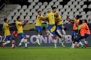 کامبک برزیل در دقیقه ۱۰۰/ صعود سلسائو به‌عنوان صدرنشین