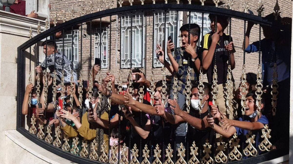تصاویر استقبال خیره کننده از بازیکنان پرسپولیس در رفسنجان/ واکنش افشین پیروانی