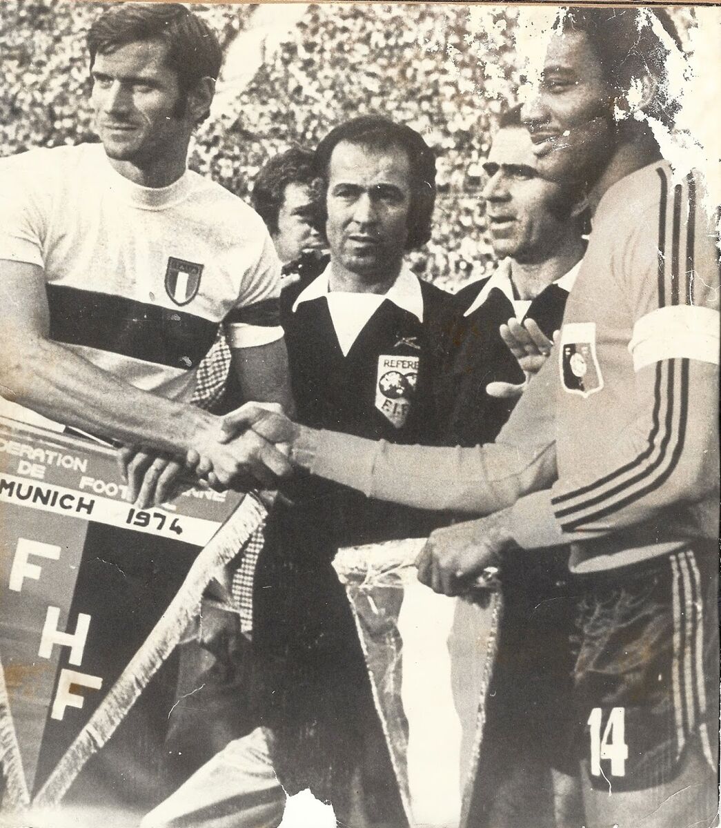 عکسی خاطره انگیز از داور پرافتخار فوتبال کشورمان در جام جهانی ۱۹۷۴ 