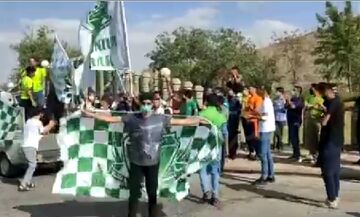 ویدیو| حضور پرشور هواداران آلومینیوم اراک مقابل محل اقامت بازیکنان