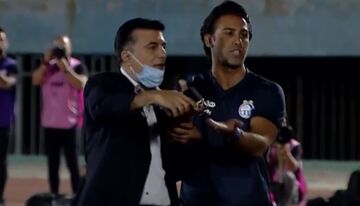 ویدیو| وقتی ناظر بازی آلومینیوم و استقلال تلفن همراه فرهاد مجیدی را گرفت