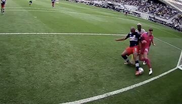 ویدیو| گل به خودی عجیب در لیگ آمریکا