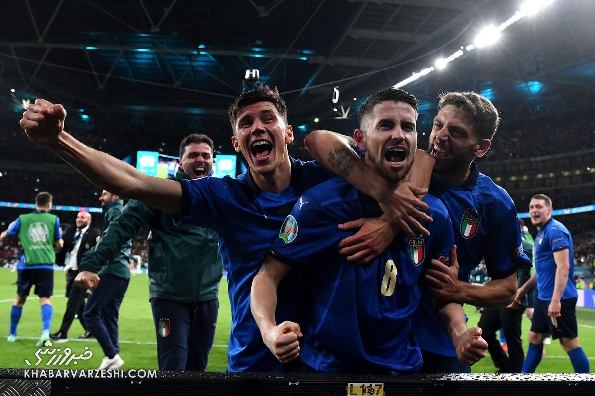 شادی بازیکنان ایتالیا پس از برتری مقابل اسپانیا در ضربات پنالتی