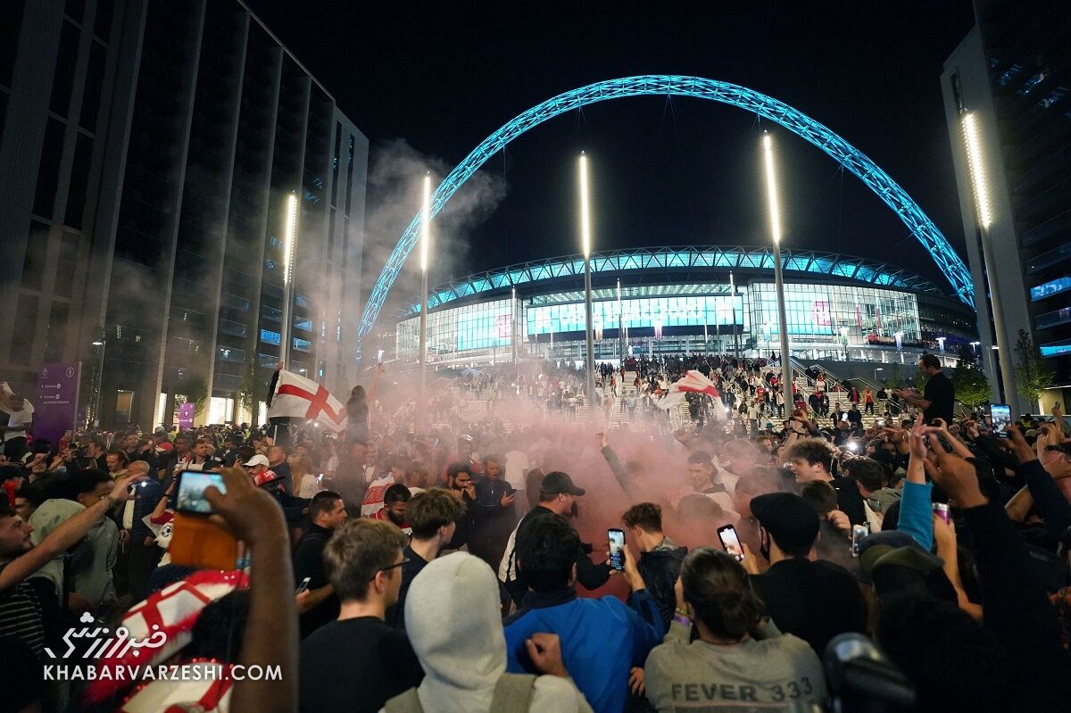 هواداران نگلیس بعد از فینالیست شدن در یورو 2020 مقابل ورزشگاه ومبلی