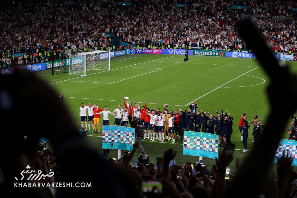 شادی بازیکنان انگلیس پس از فینالیست شدن در یورو ۲۰۲۰