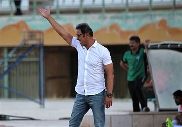 عکس| حضور علی کریمی در تمرین خیبر خرم آباد/ سرمربی پرسپولیسی معارفه شد