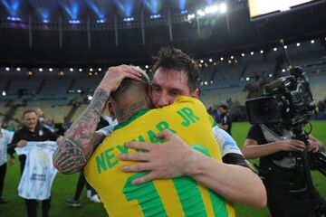 ویدیو| زیباترین لحظه فینال آرژانتین - برزیل/ مسی و نیمار در آغوش یکدیگر