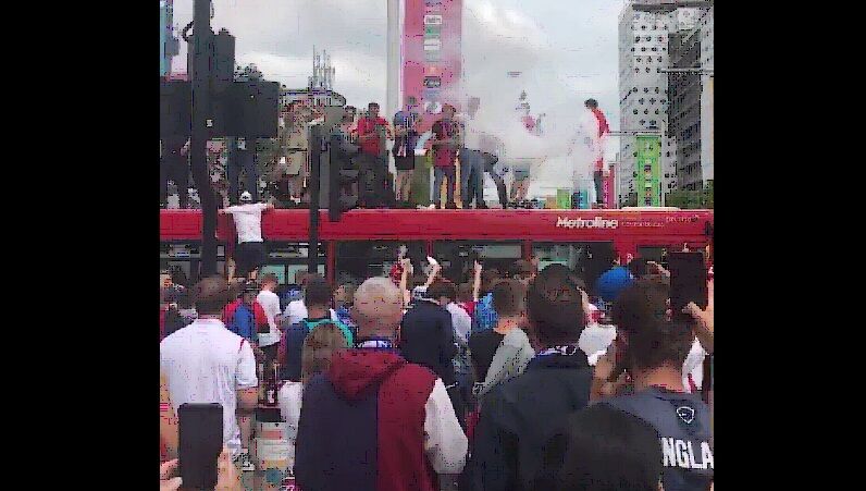 ویدیو| اتوبوس شهری لندن تسلیم هواداران پرشور انگلیس