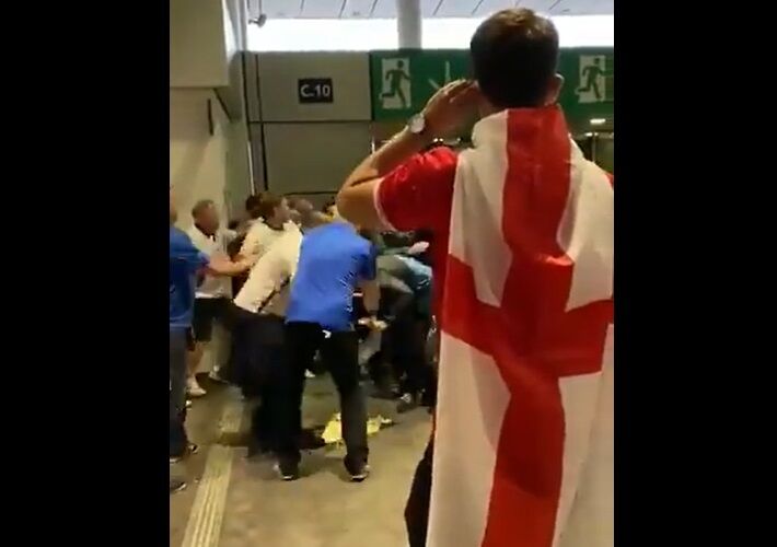 ویدیو| هجوم تماشاچیان خشمگین انگلیس به هواداران ایتالیا 
