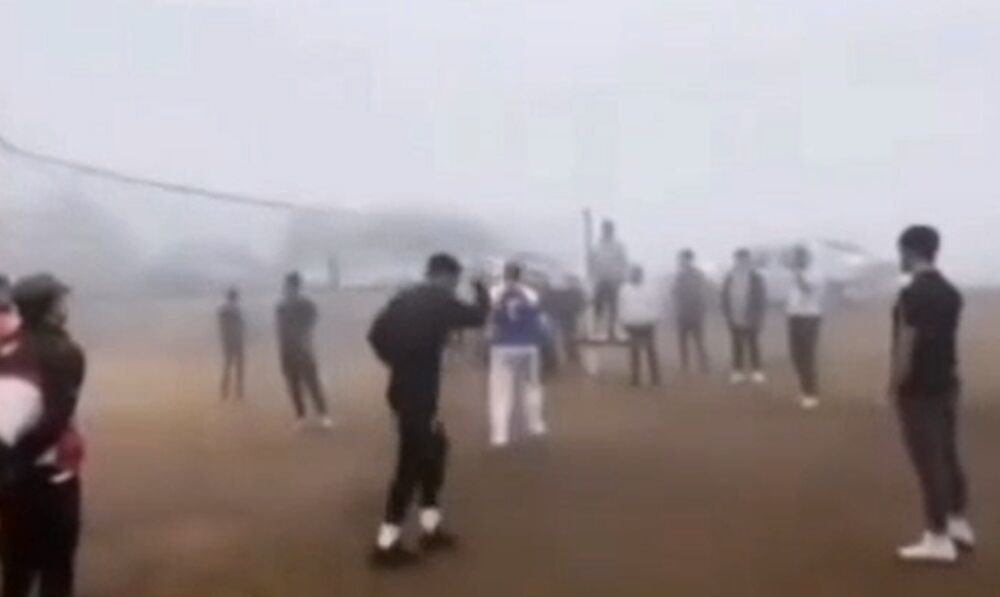 ببینید| والیبال بازی کردن بازیکن لیگ برتر انگلیس در گیلان/ آبشار زدن زیر مه داماش!