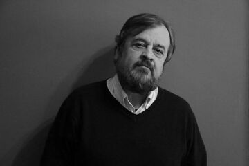 اولین تصاویر سنگ مزار دکتر حمیدرضا صدر/ امضای منتقد و مفسر محبوب بر سنگ مزارش