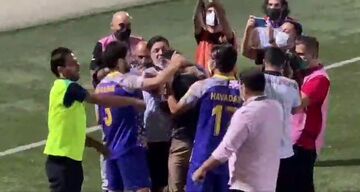 ویدیو| اشک شوق رضا عنایتی بعد از صعود تیمش به لیگ برتر و شادی بازیکنان هوادار