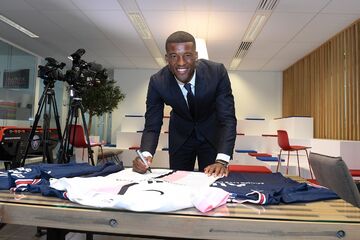 عکس| ستاره جدید پاری‌سن‌ژرمن امضا کرد و شماره ۱۸ گرفت