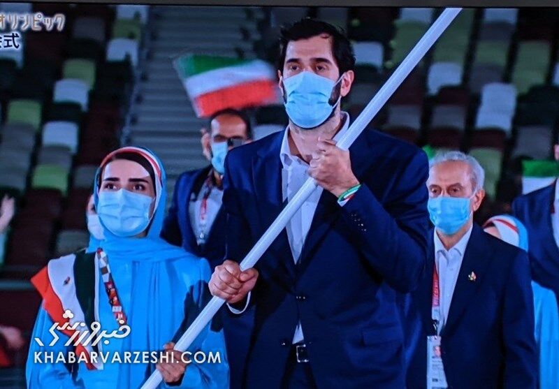 رژه کاروان ایران در افتتاحیه المپیک توکیو/ لباس‌های جنجالی تغییری نکردند