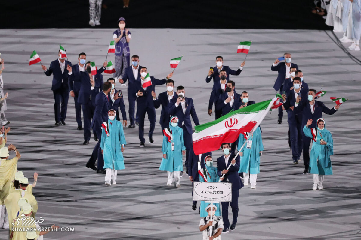 رژه کاروان ایران در افتتاحیه المپیک توکیو/ لباس‌های جنجالی تغییری نکردند