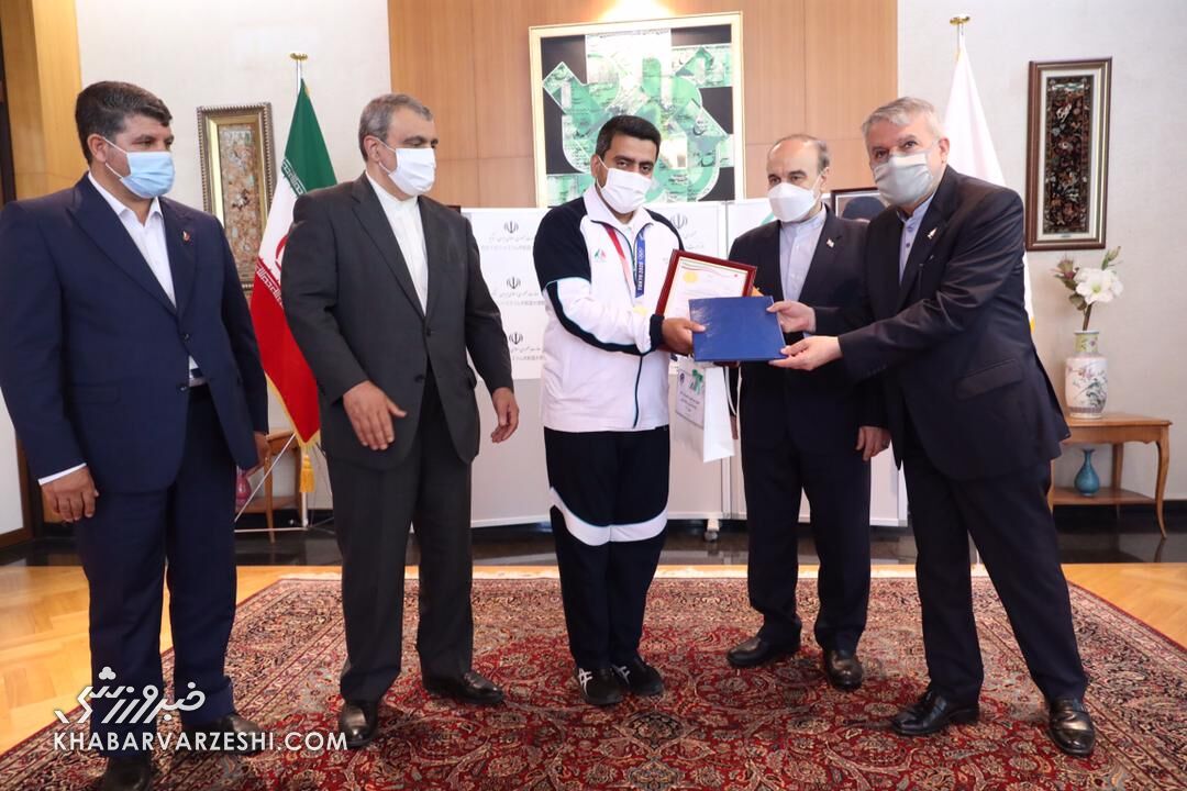 در محل سفارت ایران و با حضور مسئولین ورزش ایران/ پاداش پای سکوی جواد فروغی پرداخت شد