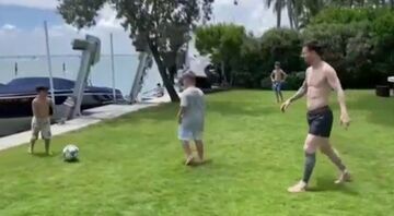 ویدیو| فوتبال بازی کردن لیونل مسی همراه فرزندانش